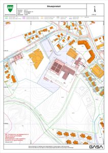 Situasjonskart som viser eiendomsnummer, adresse, dato, målestokk, nabolag, vegnett og topografi.