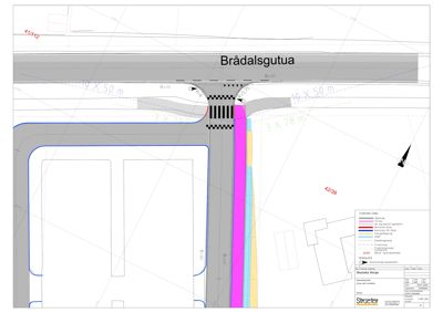 Situasjonsplan som viser tomtens plassering i forhold til Brådalsgutua, bygningers plassering, veier og grenser.
