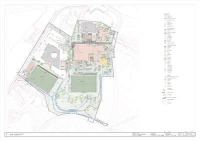 Situasjonsplan som viser tomtens grenser, nabolag, terrengforhold (konturlinjer), vannløp, og plassering av bygninger og anleggsområder med tilhørende nøkkel.