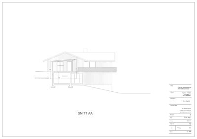 Snittegning (SNITT AA) av en bygning som viser romfordeling, høyder og terrengforhold.