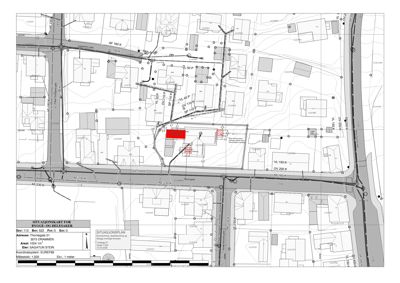 Situasjonsplan som viser tomtegrenser, naboeiendommer, veier og bygningsplasseringer i området.