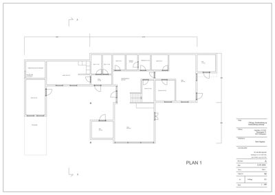 Etasjeplan (PLAN 1) som viser romfordeling, døråpninger og mål for en bolig.