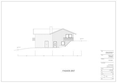 Fasade tegning av en bolig sett fra øst, med mål og eiendomsgrenser.