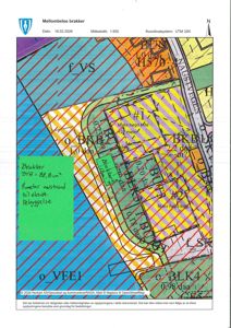 Situasjonsplan som viser tomtens beliggenhet, grenser, areal (daa), høydekrav og plassering av planlagte brakker.