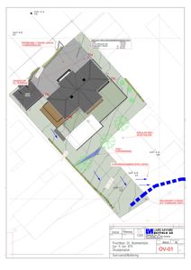 Situasjonsplan som viser bygningens plassering på tomt, arealer med vegetasjon, vannløp (vadi) og overvannshåndtering.