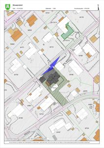 Situasjonskart som viser eiendomsnummer, naboeiendommer, veier og bygningsplassering med mål.