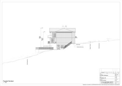 Fasadetegning (oppriss) av en bygning sett fra nordøst, med angitte mål og terrengforhold.