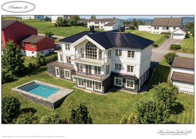 3D-visualisering av et hus med omgivelser, inkludert svømmebasseng og nabohus.