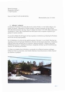 Fotografi av eiendommen Preståsen 20, som viser adkomst, garasje og støttmur.