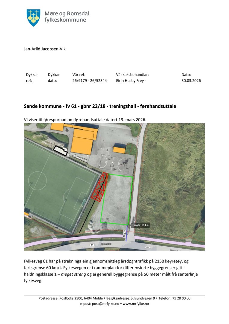 Satellittbilde (kart) som viser et område med en fotballbane, en idrettshall og en tomte med en planlagt bygning (rødt).