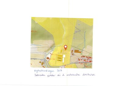 Et digitalt kart (Google Maps) som viser et område i Gryta med en markør på en spesifikk tomt. Bildet inneholder også håndskrevne notater om adresse og drivhus.