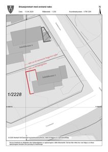 Situasjonskart som viser tomtens plassering i forhold til naboer og veier, med angitte avstandskrav.
