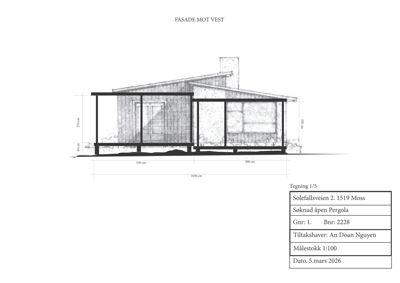 Fasadetegning (opprikk) av en bygning sett fra vest, med mål og detaljer om en åpen pergola.