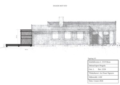 Fasadetegning (opprikk) av en bygning sett fra sør, med mål på en pergola og detaljer om vinduer og tak.