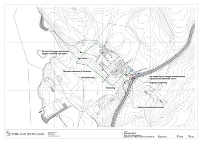 Situasjonsplan som viser tomtens topografi (konturlinjer), plassering av bygninger, vegger, parkering og anvisninger for terrengarbeider.