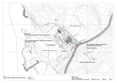 Situasjonsplan som viser tomtens topografi (høydekurver), plassering av eksisterende og nye bygg, parkeringsplasser, vegger og terrengforhold.