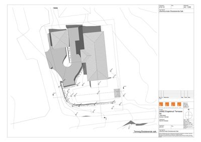 Situasjonsplan som viser tomtens form, terrengkonturer og plassering av eksisterende bygninger.