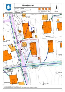 Situasjonskart som viser eiendomsnummer, bygningsspor, veggrenser og infrastruktur i et byområde.