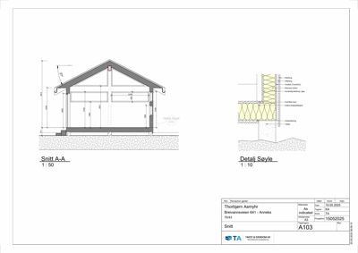 Snittegning (Snitt A-A) som viser bygningens tverrsnitt, høyder og konstruksjon, samt en detaljtegning av søyle.
