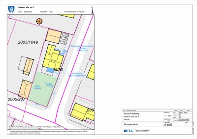 Situasjonsplan som viser tomtens grenser, nabobebyggelse, veier og planlagte tiltak (ny balkong, overbygging av trapp).