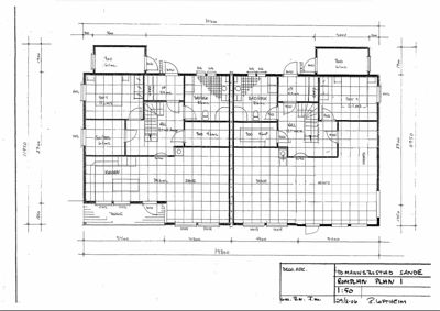 Etasjeplan (Romplan) som viser romfordeling, dører, vinduer og mål for en bygning.