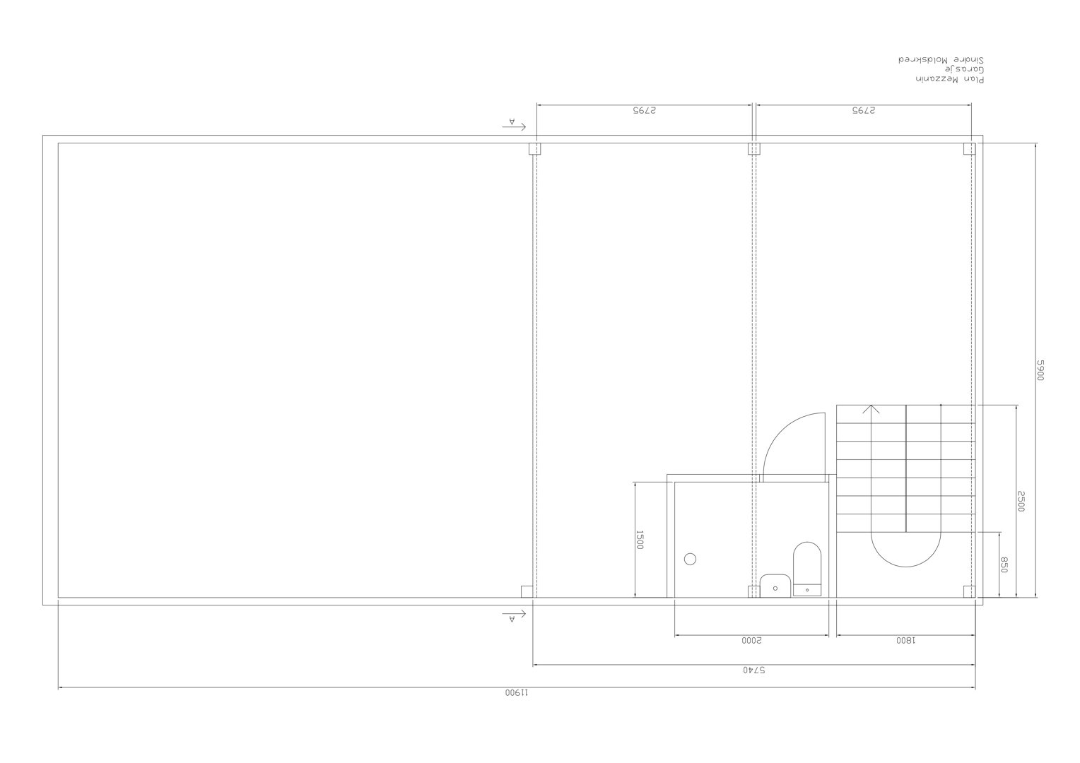 Etasjeplan (snitt A-A) som viser romfordeling, dører, vinduer og dimensjoner for et interiør.