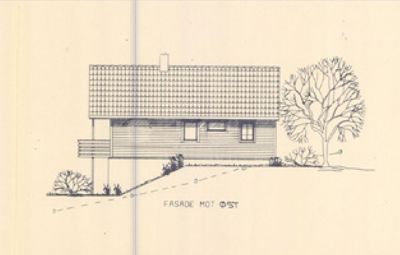 En tegning som viser fasaden mot øst på en bygning, inkludert tak, vinduer, balkong og terrengforhold.