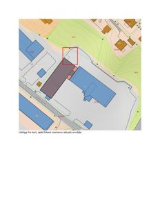 Situasjonsplan som viser tomt, bygninger, veg og høydeforhold. En rød firkant markerer et spesifikt område.