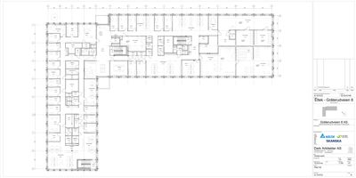 Etasjeplan som viser romfordeling, veggkonstruksjoner og inngangspunkt for en bygning.