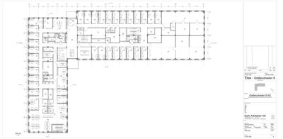 Etasjeplan som viser romfordeling, vegger og innganger i en bygning.