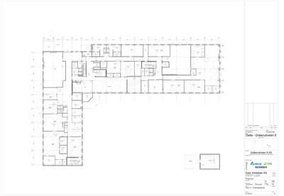 Etasjeplan (entréplan) som viser romfordeling, veggposisjon og stueplan for en bygning.