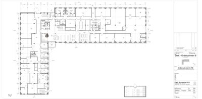 Etasjeplan (Plan 01) som viser romfordeling, vegger og inngangsplassering for et bygg.