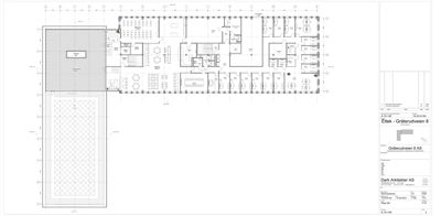 Etasjeplan som viser romfordeling, møblering og funksjoner i et bygg.