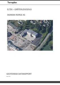 Flyfoto eller luftfoto av et bygg og dens omgivelser, inkludert parkeringsplass og vei.