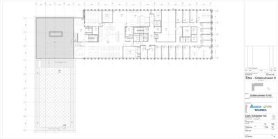 Etasjeplan som viser romfordeling, veggposisjon og inngangspunkt i en bygning.