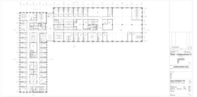 Etasjeplan som viser romfordeling, vegger og inngangsplasseringer for et bygg.