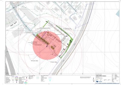 Situasjonsplan som viser tomt, bygning, veier og soner (100m og 50m radius) i et byggeprosjekt.
