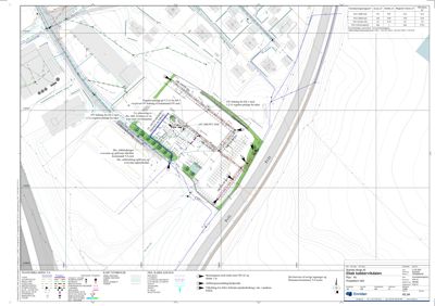 Situasjonsplan som viser tomtens form, grenser, eksisterende og planlagt bebyggelse, samt tekniske installasjoner (OV-ledninger) og terrengforhold.
