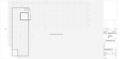 Situasjonsplan som viser bygningens plassering i forhold til terrenget og naboeiendommen.