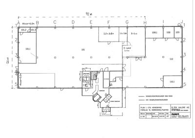 Etasjeplan (Plan 1. etg.) som viser romfordeling, veggkonstruksjoner og mål for en bygning.