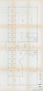 Etasjeplan som viser romfordeling, veggposisjon og mål for en bygning.