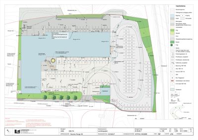 Situasjonsplan som viser tomtens form, bygningens plassering, innkjøringsveier og tilhørende infrastruktur.