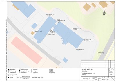Situasjonsplan eller grunnundersøkelsesplan som viser bygningens plassering i forhold til terreng, veier og naboeiendom. Planen inneholder også borepunkter og høydemålinger.