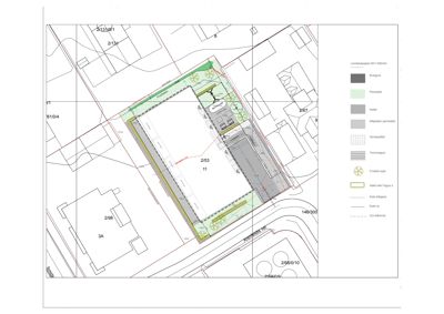 Situasjonsplan som viser bygningens plassering på tomten i forhold til nabolag, veier og arealbruk (f.eks. bebyggelse, asfalt, terrengnivå).