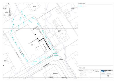 Situasjonsplan som viser tomtens plassering i forhold til nabolag, veier (Arentsveit vei), eiendomsnummer (2/53) og vannledningsforløp.