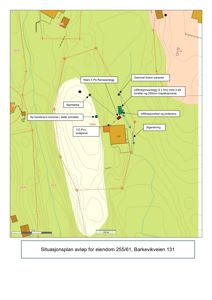 Situasjonsplan som viser plassering av avløpsanlegg, brenn, slamtanke og terrengforhold for eiendommen.