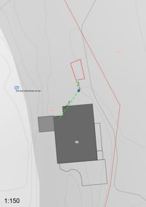 Situasjonsplan som viser tomtens form, grenser (røde linjer), høydemålerkurver, nabotomter (255/3, 255/61), og plassering av bygninger i forhold til hverandre. En grønn streg indikerer en planlagt vei eller gangvei mellom to punkter.