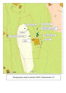 Situasjonsplan som viser plassering av avløpsanlegg, brenn, slamtanke og terrengforhold for eiendommen.