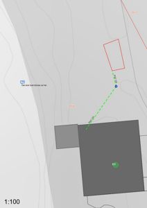 Situasjonsplan som viser tomtens terrengform (konturlinjer), to bygninger (grå og rød rektangel), en planlagt brønnboring (blå prikk) og en rørføring (grønn streg) mellom dem.