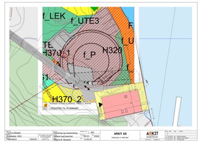Situasjonsplan som viser tomtens form, terrengforhold (konturer), og plassering av bygninger og parkeringsområder.